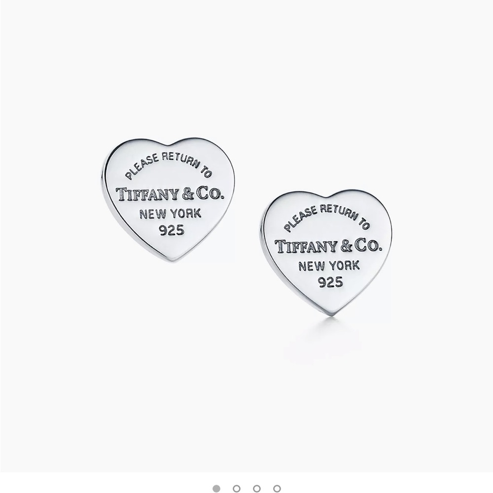 Heart tag stud earrings
